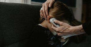 Mani bocca piedi si può uscire se non si ha la febbre?