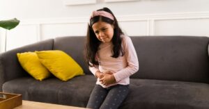 Bambina con forte mal di pancia