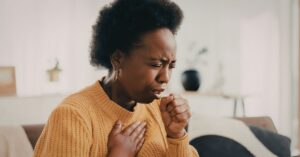 Alt: bronchiolite negli adulti, donna che tossisce