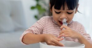 Alt: lavaggi nasali bronchiolite, bambina che esegue lavaggio nasale
