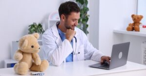 Pediatra riceve nuovo paziente