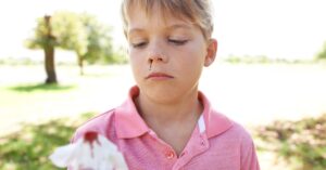 sangue dal naso, bambino che perde sangue dal naso