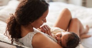 scatto di crescita, mamma che allatta figlio
