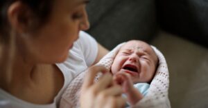 scatto di crescita, neonato che piange