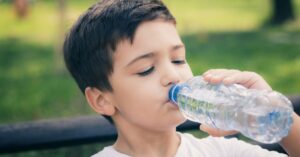 tosse grassa, bambino che si idrata