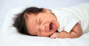 Neonato piange per i lavaggi nasali.