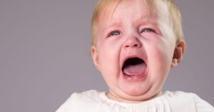 Stomatite erpetica: bambino che piange