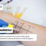 Chi è l'allergologo pediatrico e quando fare la prima visita: guida completa su sintomi respiratori, cutanei, alimentari e marcia atopica.