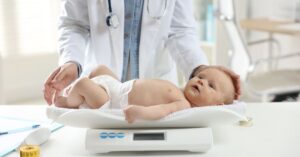 Come monitorare lo sviluppo nei primi mesi: peso e altezza