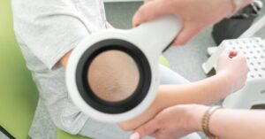 Il dermatologo pediatrico è lo specialista che segue la salute della pelle dalla nascita all'adolescenza.