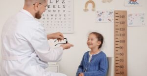 L'oculista pediatrico è l'oftalmologo specializzato nella diagnosi e cura dei disturbi visivi nei bambini, dalla nascita all'adolescenza.