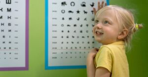 La visita è pensata per essere il più possibile giocosa e non invasiva, proprio per adattarsi a bambini piccoli che potrebbero spaventarsi.